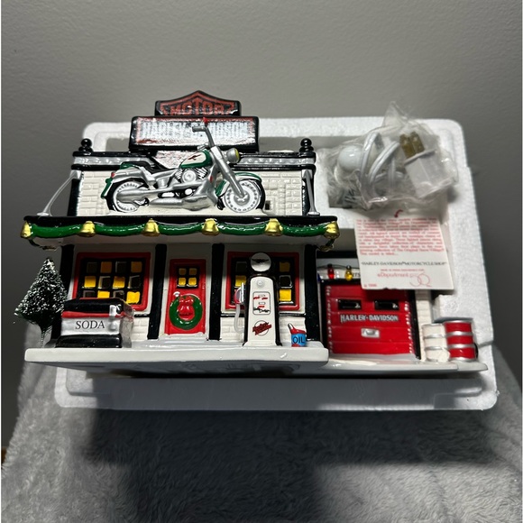 Department 56 The Original Snow Village “Harley-Davidson Motorcycle Shop” - Picture 6 of 16
